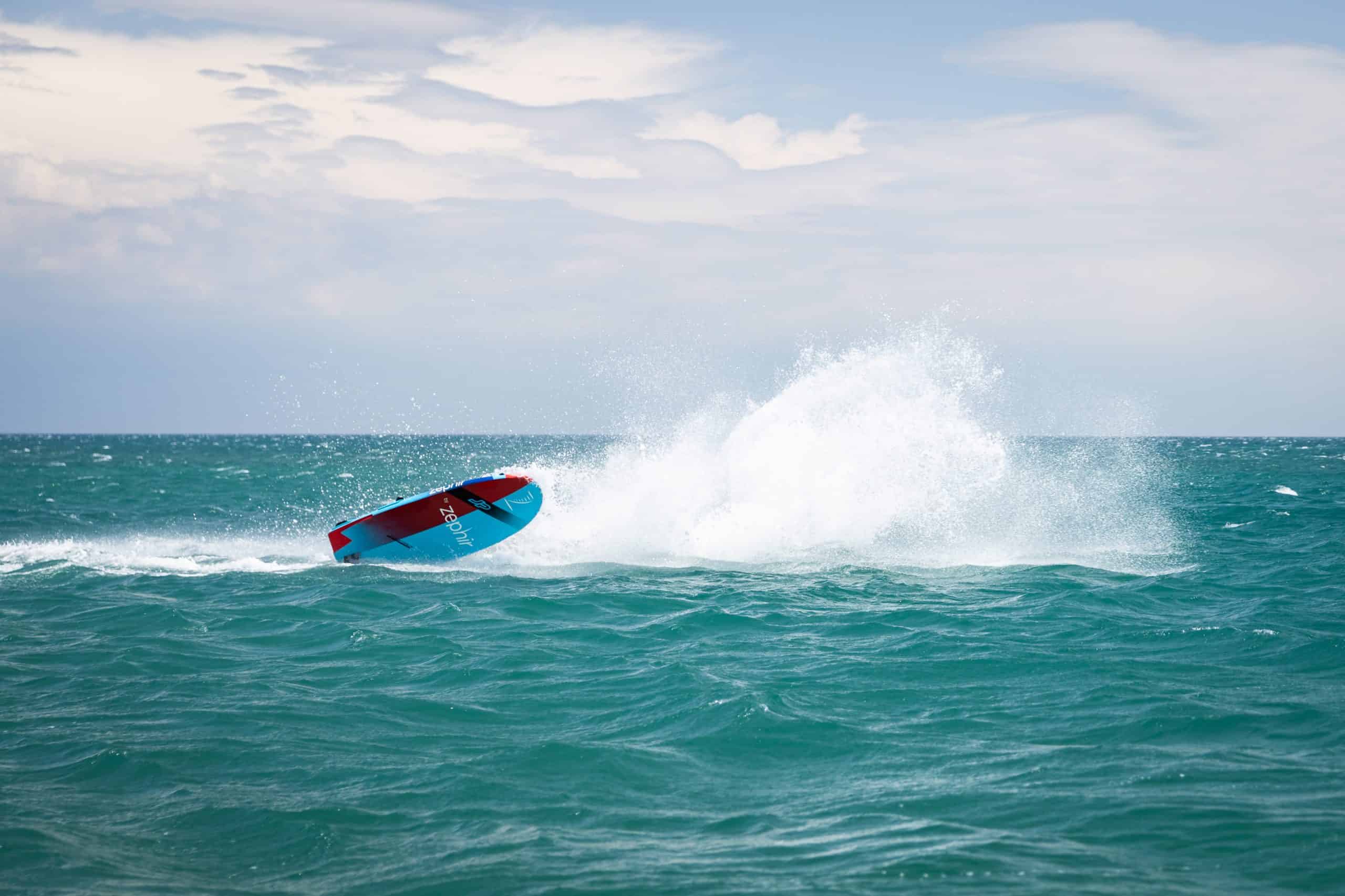 Une chute à haute vitesse d'Antoine Albeau en windfoil